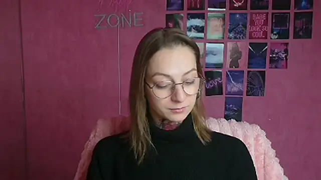 Snapshot of Esmi_Winter chatting on 02-18-26, 06:20 Esmi Winter online show from 02-18-26, 06:20