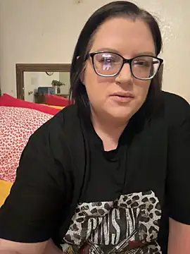 Snapshot of FreaksOffALeash3261 chatting on 05-26-26, 04:41 FreaksOffALeash3261 online show from 05-26-26, 04:41