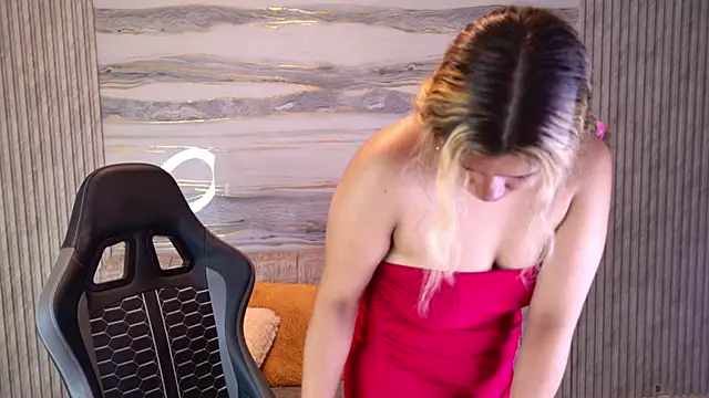 Snapshot of Sophie19__ chatting on 05-10-26, 12:43 Sophie19 online show from 05-10-26, 12:43