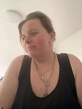 Snapshot of Laura-Loveyou chatting on 02-18-26, 01:18 Laura-Loveyou online show from 02-18-26, 01:18