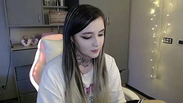 Snapshot of Rin_Tozier chatting on 03-22-26, 02:04 Rin Tozier online show from 03-22-26, 02:04