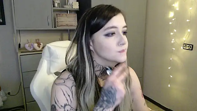 Snapshot of Rin_Tozier chatting on 04-07-26, 01:06 Rin Tozier online show from 04-07-26, 01:06