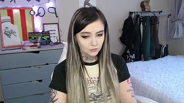 Snapshot of Rin_Tozier chatting on 04-19-26, 01:05 Rin Tozier online show from 04-19-26, 01:05
