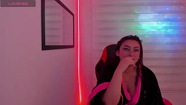 Snapshot of Emily_Jonesh chatting on 02-13-26, 01:29 Emily Jonesh online show from 02-13-26, 01:29