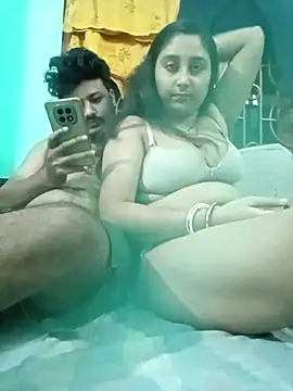 Snapshot of Desiyoungcouple15 chatting on 02-21-26, 05:58 Desiyoungcouple15 online show from 02-21-26, 05:58