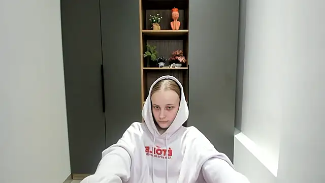 Snapshot of KirstinMcgeady chatting on 02-14-26, 08:44 KirstinMcgeady online show from 02-14-26, 08:44