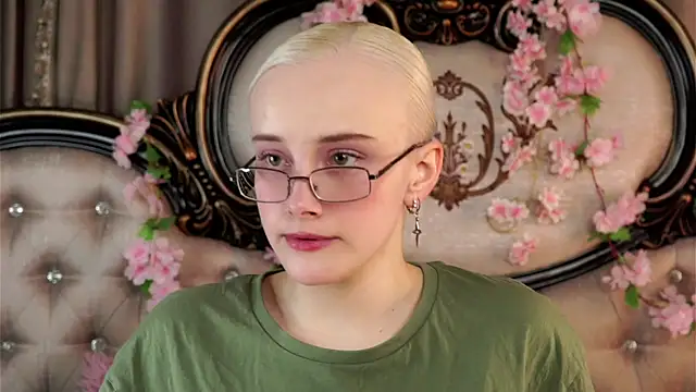 Snapshot of KirstinMcgeady chatting on 04-22-26, 11:12 KirstinMcgeady online show from 04-22-26, 11:12