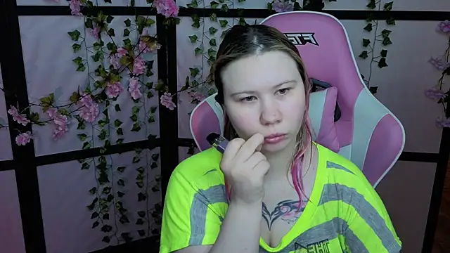 Snapshot of kitsune_little chatting on 05-11-26, 10:40 kitsune little online show from 05-11-26, 10:40