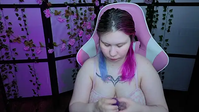 Snapshot of kitsune_little chatting on 05-29-26, 10:30 kitsune little online show from 05-29-26, 10:30