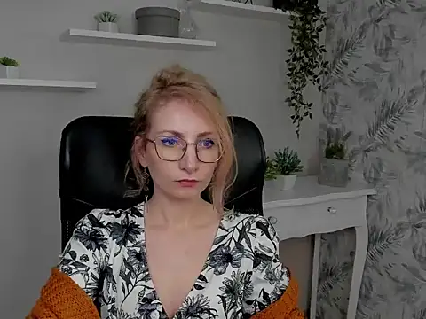 Snapshot of CinderellaMoon chatting on 02-18-26, 06:53 CinderellaMoon online show from 02-18-26, 06:53