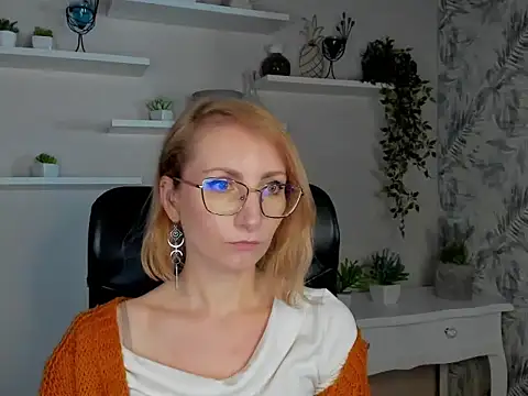 Snapshot of CinderellaMoon chatting on 02-19-26, 06:20 CinderellaMoon online show from 02-19-26, 06:20