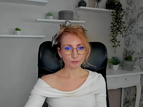 Snapshot of CinderellaMoon chatting on 02-20-26, 06:26 CinderellaMoon online show from 02-20-26, 06:26