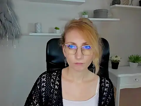 Snapshot of CinderellaMoon chatting on 02-25-26, 06:34 CinderellaMoon online show from 02-25-26, 06:34