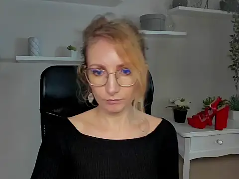 Snapshot of CinderellaMoon chatting on 02-26-26, 06:23 CinderellaMoon online show from 02-26-26, 06:23