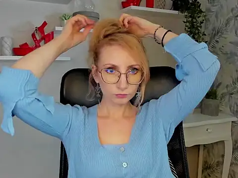 Snapshot of CinderellaMoon chatting on 03-03-26, 06:30 CinderellaMoon online show from 03-03-26, 06:30