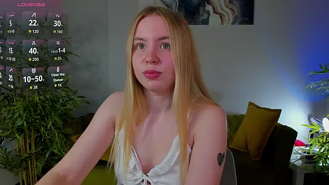 Snapshot of Linda__Bloom chatting on 06-14-26, 12:41 Linda Bloom online show from 06-14-26, 12:41
