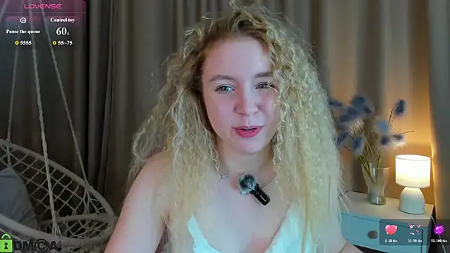 Snapshot of Linda__Bloom chatting on 06-18-26, 12:44 Linda Bloom online show from 06-18-26, 12:44