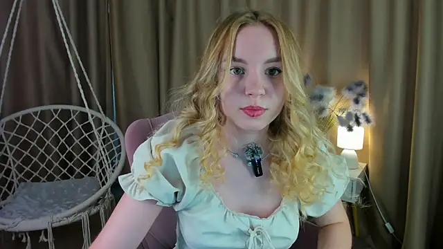 Snapshot of Linda__Bloom chatting on 06-25-26, 12:43 Linda Bloom online show from 06-25-26, 12:43