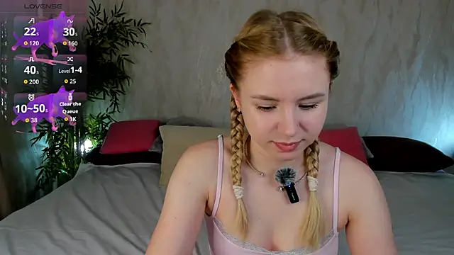 Snapshot of Linda__Bloom chatting on 07-02-26, 12:43 Linda Bloom online show from 07-02-26, 12:43