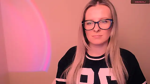 Snapshot of AnnePeach chatting on 02-16-26, 05:31 AnnePeach online show from 02-16-26, 05:31