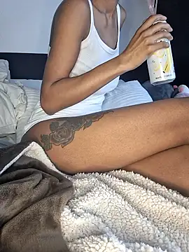 Snapshot of Cinnamonbunn chatting on 02-18-26, 07:43 Cinnamonbunn online show from 02-18-26, 07:43