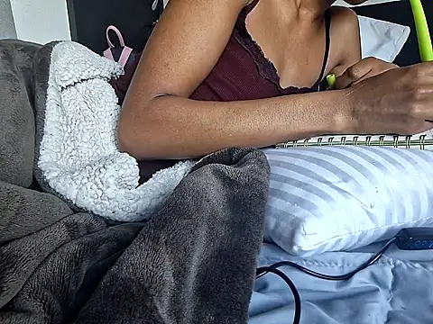 Snapshot of Cinnamonbunn chatting on 02-26-26, 06:18 Cinnamonbunn online show from 02-26-26, 06:18