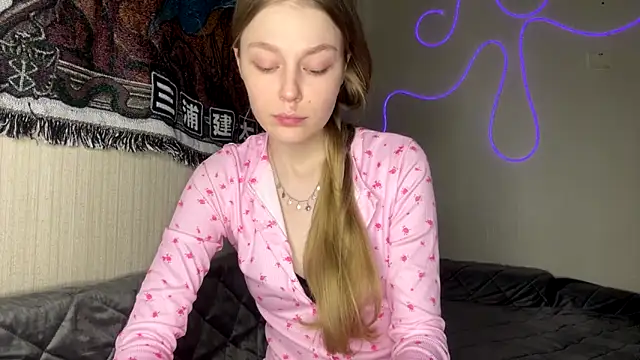 CassandraMur online show from 03-06-26, 06:04