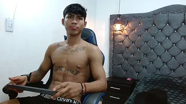 Snapshot of luka_big18 chatting on 03-07-26, 03:25 luka big18 online show from 03-07-26, 03:25