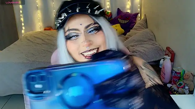Snapshot of maliciaXpoison chatting on 04-25-26, 04:15 maliciaXpoison online show from 04-25-26, 04:15