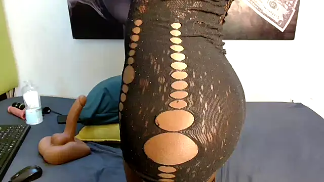 Snapshot of CLEO-001 chatting on 05-26-26, 01:07 CLEO-001 online show from 05-26-26, 01:07