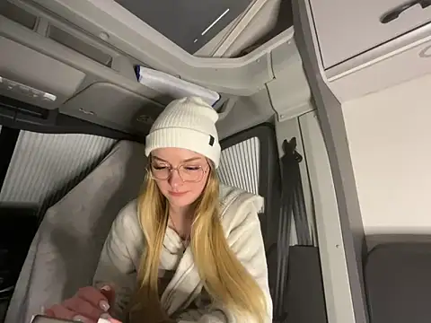 Snapshot of melanieTesss chatting on 02-18-26, 11:44 melanieTesss online show from 02-18-26, 11:44