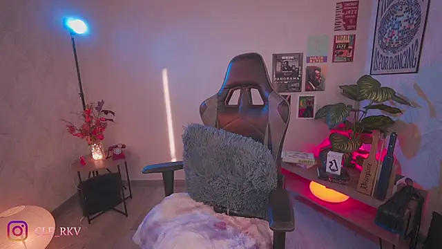 violette clerk1  online show from 04-04-26, 09:34