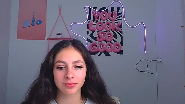 Snapshot of KissMeJulia chatting on 06-25-26, 05:34 KissMeJulia online show from 06-25-26, 05:34