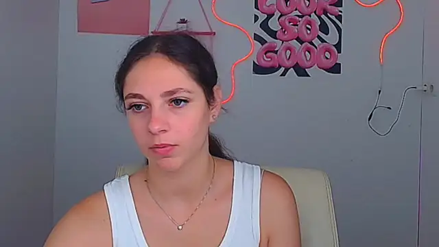 Snapshot of KissMeJulia chatting on 07-18-26, 05:33 KissMeJulia online show from 07-18-26, 05:33