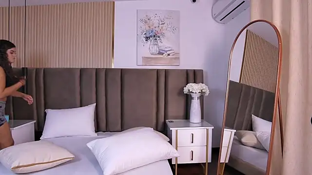 Lorenn Sweet online show from 04-11-26, 11:47