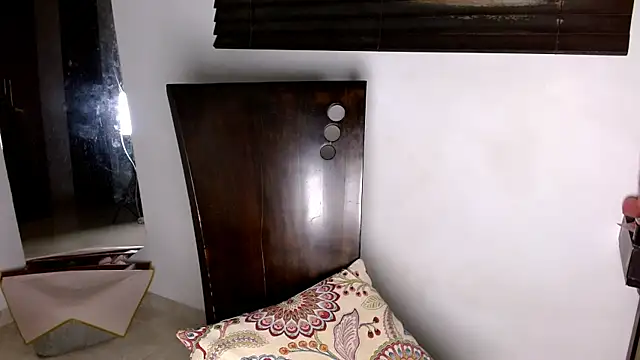 Snapshot of MiaDiamontLatin chatting on 04-21-26, 01:42 MiaDiamontLatin online show from 04-21-26, 01:42