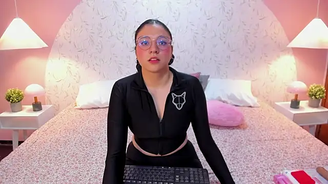 Snapshot of Angelie_Rosebrm chatting on 02-21-26, 12:33 Angelie Rosebrm online show from 02-21-26, 12:33