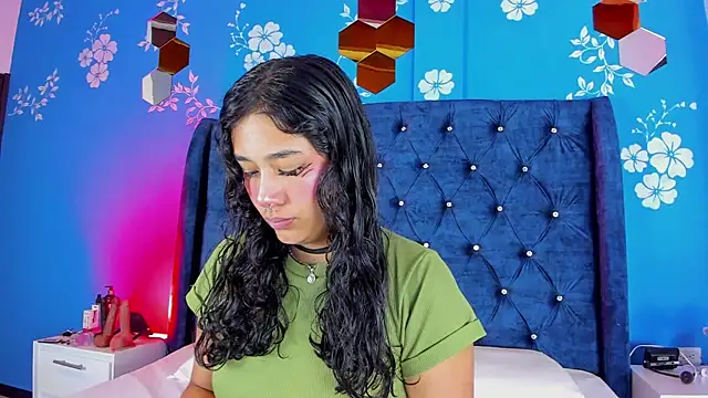 laurasmith  online show from 07-18-26, 01:04