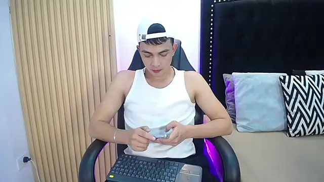 NewYoungHot online show from 04-21-26, 08:12