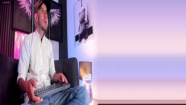 Snapshot of Milanwhite_ chatting on 02-28-26, 11:33 Milanwhite online show from 02-28-26, 11:33