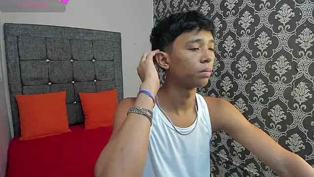 Snapshot of Little_Twink19x chatting on 06-13-26, 07:23 Little Twink19x online show from 06-13-26, 07:23