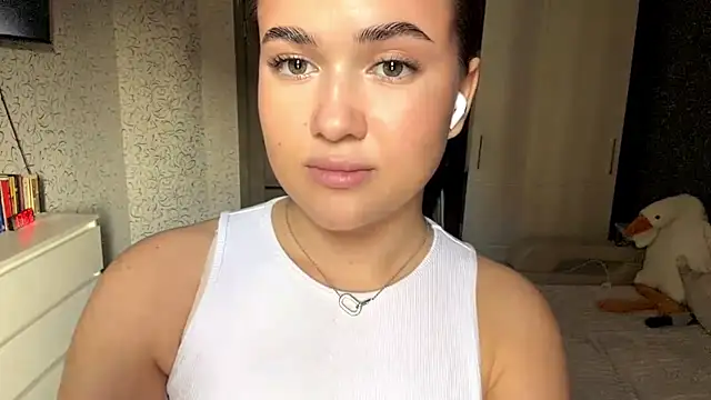 JoycelynUrion online show from 04-17-26, 09:56