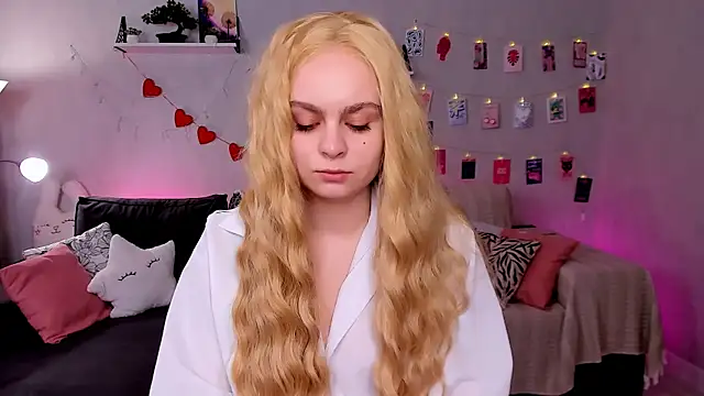 Snapshot of VivienAllen chatting on 03-02-26, 09:38 VivienAllen online show from 03-02-26, 09:38