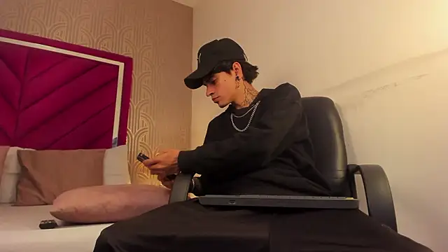 Snapshot of Dominic_Foxx chatting on 03-03-26, 12:22 Dominic Foxx online show from 03-03-26, 12:22