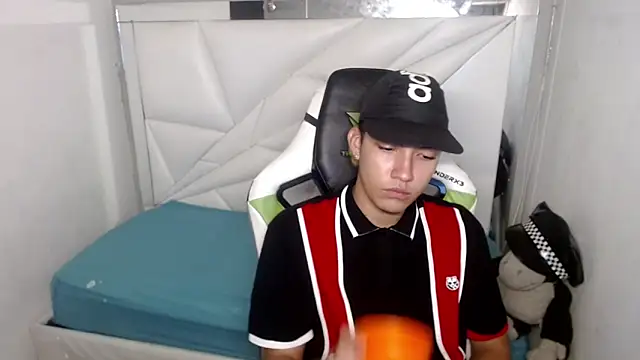 Snapshot of Street_poemm_ chatting on 02-28-26, 03:51 Street poemm online show from 02-28-26, 03:51