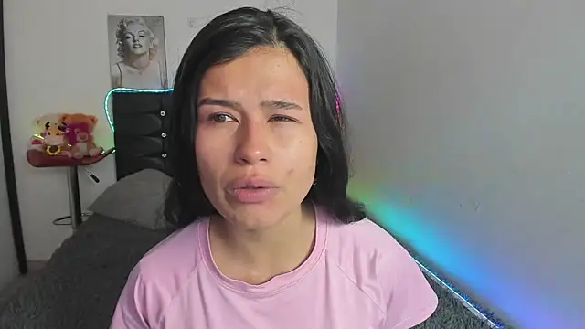 LatinaQueen23 online show from 05-06-26, 03:39