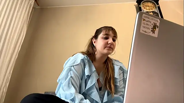 Snapshot of JanineThielman chatting on 06-17-26, 01:01 JanineThielman online show from 06-17-26, 01:01