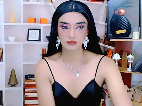Queeny Cassandra online show from 05-19-26, 06:09