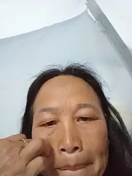 Snapshot of heesuu11 chatting on 05-18-26, 04:24 heesuu11 online show from 05-18-26, 04:24