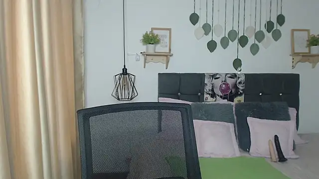 Emma hassani online show from 04-15-26, 02:02